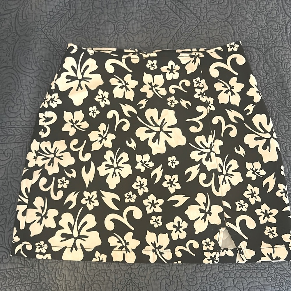 WILD FABLE mini skirt with small slit and faux wrap seam.  Size 4